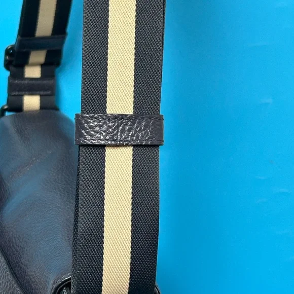 Coach Charles Blue Floral Hawaiian Messenger Bag Approx. 13 x11x3 F59301 - Picture 9 of 17